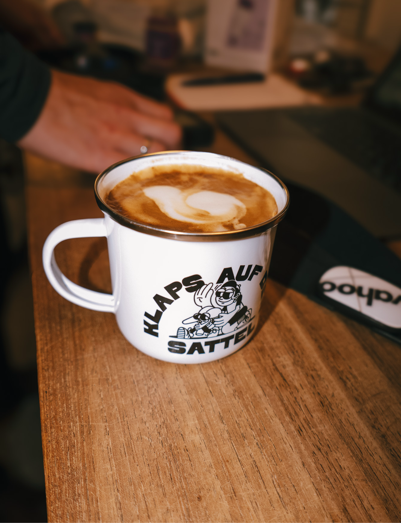 Emaille Tasse - Klaps auf den Sattel